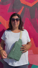 Carica e avvia il video nel visualizzatore di galleria, Marsupio Tamalito (taglia M/L) - smockey green/80’s