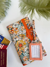 Load image into Gallery viewer, Porta Documenti da viaggio (versione Famiglia - 2 passaporti) - Fiori arancio