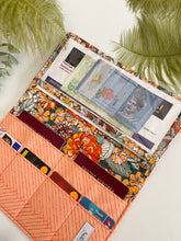Load image into Gallery viewer, Porta Documenti da viaggio (versione Famiglia - 2 passaporti) - Fiori arancio