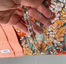 Load image into Gallery viewer, Porta Documenti da viaggio (versione Famiglia - 2 passaporti) - Fiori arancio