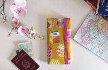 Carica l'immagine nel visualizzatore di Gallery, Porta Documenti da viaggio (versione 1 passaporto) - Orange Juice Yellow