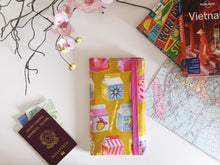 Load image into Gallery viewer, Porta Documenti da Viaggio (versione Famiglia - 4 passaporti) - Orange Juice Yellow