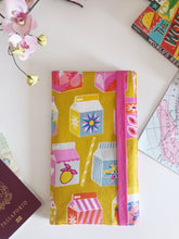 Load image into Gallery viewer, Porta Documenti da Viaggio (versione Famiglia - 4 passaporti) - Orange Juice Yellow