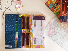 Load image into Gallery viewer, Porta Documenti da Viaggio (versione Famiglia - 4 passaporti) - Orange Juice Yellow