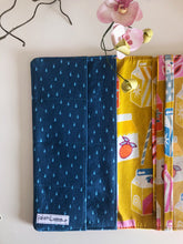 Load image into Gallery viewer, Porta Documenti da Viaggio (versione Famiglia - 4 passaporti) - Orange Juice Yellow