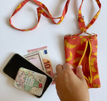 Carica l'immagine nel visualizzatore di Gallery, Astuccio porta telefono tracolla - Banane (VERIFICARE MISURE DEL TEL PRIMA DI ACQUISTARE)