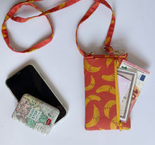 Carica l'immagine nel visualizzatore di Gallery, Astuccio porta telefono tracolla - Banane (VERIFICARE MISURE DEL TEL PRIMA DI ACQUISTARE)