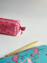 Carica l'immagine nel visualizzatore di Gallery, Astuccio cubotto - Rosa pois