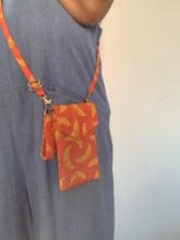 Carica l'immagine nel visualizzatore di Gallery, Astuccio porta telefono tracolla - Banane (VERIFICARE MISURE DEL TEL PRIMA DI ACQUISTARE)