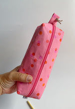 Carica l'immagine nel visualizzatore di Gallery, Astuccio cubotto - Rosa pois