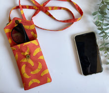 Carica l'immagine nel visualizzatore di Gallery, Astuccio porta telefono tracolla - Banane (VERIFICARE MISURE DEL TEL PRIMA DI ACQUISTARE)