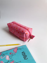 Carica l'immagine nel visualizzatore di Gallery, Astuccio cubotto - Rosa pois