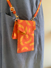 Carica l'immagine nel visualizzatore di Gallery, Astuccio porta telefono tracolla - Banane (VERIFICARE MISURE DEL TEL PRIMA DI ACQUISTARE)