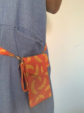 Carica l'immagine nel visualizzatore di Gallery, Astuccio porta telefono tracolla - Banane (VERIFICARE MISURE DEL TEL PRIMA DI ACQUISTARE)