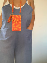 Carica l'immagine nel visualizzatore di Gallery, Astuccio porta telefono tracolla - Banane (VERIFICARE MISURE DEL TEL PRIMA DI ACQUISTARE)