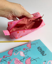 Carica l'immagine nel visualizzatore di Gallery, Astuccio cubotto - Rosa pois