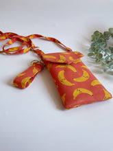 Carica l'immagine nel visualizzatore di Gallery, Astuccio porta telefono tracolla - Banane (VERIFICARE MISURE DEL TEL PRIMA DI ACQUISTARE)