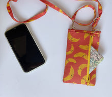 Carica l'immagine nel visualizzatore di Gallery, Astuccio porta telefono tracolla - Banane (VERIFICARE MISURE DEL TEL PRIMA DI ACQUISTARE)