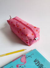 Carica l'immagine nel visualizzatore di Gallery, Astuccio cubotto - Rosa pois