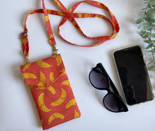 Carica l'immagine nel visualizzatore di Gallery, Astuccio porta telefono tracolla - Banane (VERIFICARE MISURE DEL TEL PRIMA DI ACQUISTARE)