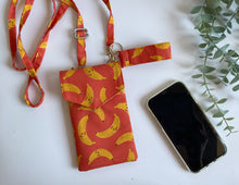 Carica l'immagine nel visualizzatore di Gallery, Astuccio porta telefono tracolla - Banane (VERIFICARE MISURE DEL TEL PRIMA DI ACQUISTARE)