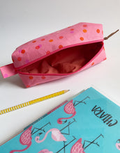 Carica l'immagine nel visualizzatore di Gallery, Astuccio cubotto - Rosa pois