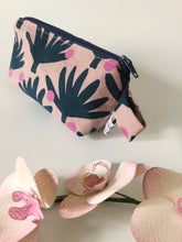 Carica l'immagine nel visualizzatore di Gallery, Astuccio portacavi del telefono - Palme