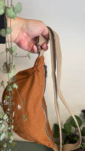 Carica l'immagine nel visualizzatore di Gallery, Moon Bag - terracotta/righe rosa e ruggine (Stripes)
