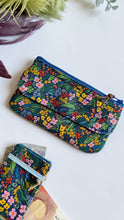 Load image into Gallery viewer, Pocket Pochette con tasca (Mini) - Garden Flowers Blue
