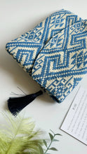 Load image into Gallery viewer, Pochette con patta - Geometrica blue
