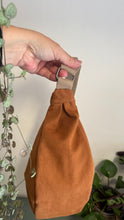 Carica l'immagine nel visualizzatore di Gallery, Moon Bag - terracotta/righe rosa e ruggine (Stripes)
