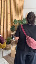 Carica l'immagine nel visualizzatore di Gallery, Moon Bag - Rosa acceso/80’s
