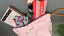 Carica l'immagine nel visualizzatore di Gallery, Gocce Pochette Maxi (idrorepellente) - Arcobaleni
