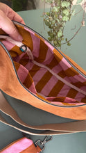 Carica l'immagine nel visualizzatore di Gallery, Moon Bag - terracotta/righe rosa e ruggine (Stripes)
