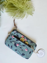 Carica l&#39;immagine nel visualizzatore di Gallery, Pocket Pochette con tasca (Mini) - Magnolie e Libellule
