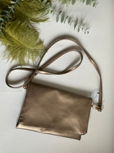 Load image into Gallery viewer, Pochette Tracolla - Ecopelle Bronzo argentato brillante
