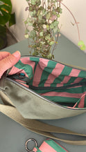 Carica l'immagine nel visualizzatore di Gallery, Moon Bag - verde militare/righe rosa e verdi (Stripes)
