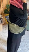 Carica l'immagine nel visualizzatore di Gallery, Moon Bag - verde militare/righe rosa e verdi (Stripes)
