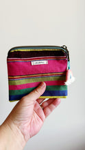 Load image into Gallery viewer, Pochette Quadrata - Righe a colori  arcobaleno
