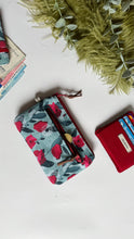 Load image into Gallery viewer, Pocket Pochette con tasca (Mini) - Papaveri e soffioni (interno Verde)
