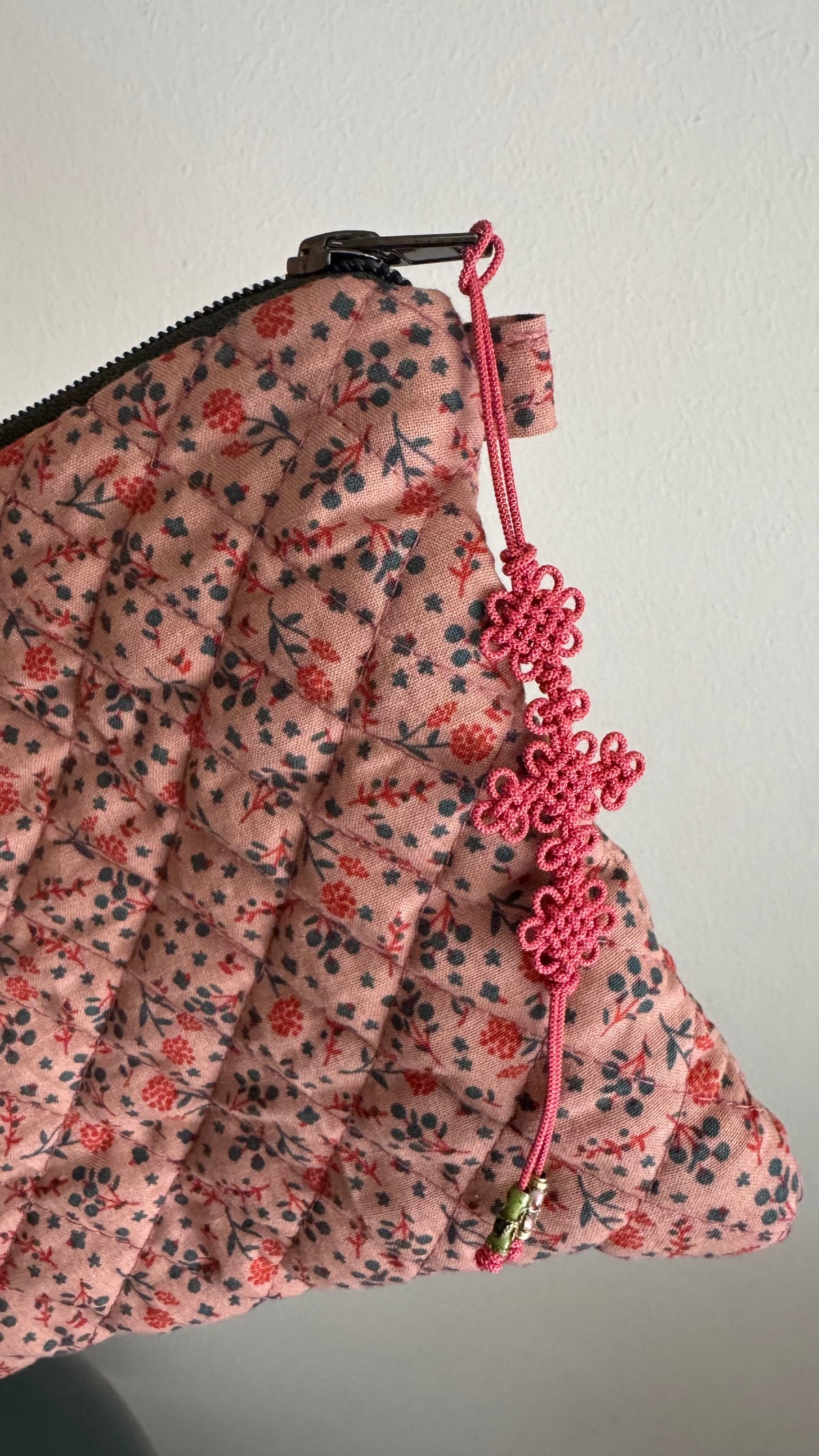 Pochette trapuntata Maxi - Fiorellini foglie verdi con Maedeup nodino coreano(Hanbok)