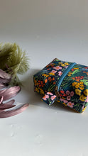 Load image into Gallery viewer, Mini trousse - Garden Flowers Blue
