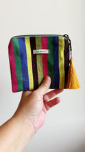 Load image into Gallery viewer, Pochette Quadrata - Righe a colori  Nappina senape
