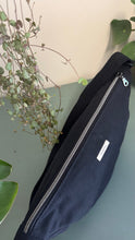 Carica l'immagine nel visualizzatore di Gallery, Piccolo difetto Moon Bag - Nera /Gingko (Nippori)
