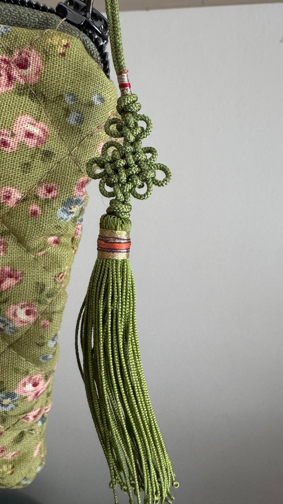 Pochette trapuntata Maxi - Fiorellini verde con Maedeup nodino coreano(Hanbok)