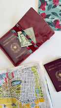 Carica l&#39;immagine nel visualizzatore di Gallery, Porta Passaporto - Papaveri e Soffioni (interno rosso)

