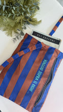 Load image into Gallery viewer, Custodia per libri (Maxi) - Cammello &amp; Indaco (Stripes)
