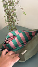Carica l'immagine nel visualizzatore di Gallery, Moon Bag - verde militare/righe rosa e verdi (Stripes)
