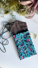 Carica l'immagine nel visualizzatore di Gallery, Astuccio porta cellulare - Libellule turchese
