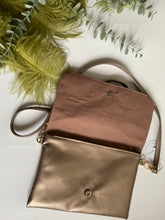 Load image into Gallery viewer, Pochette Tracolla - Ecopelle Bronzo argentato brillante
